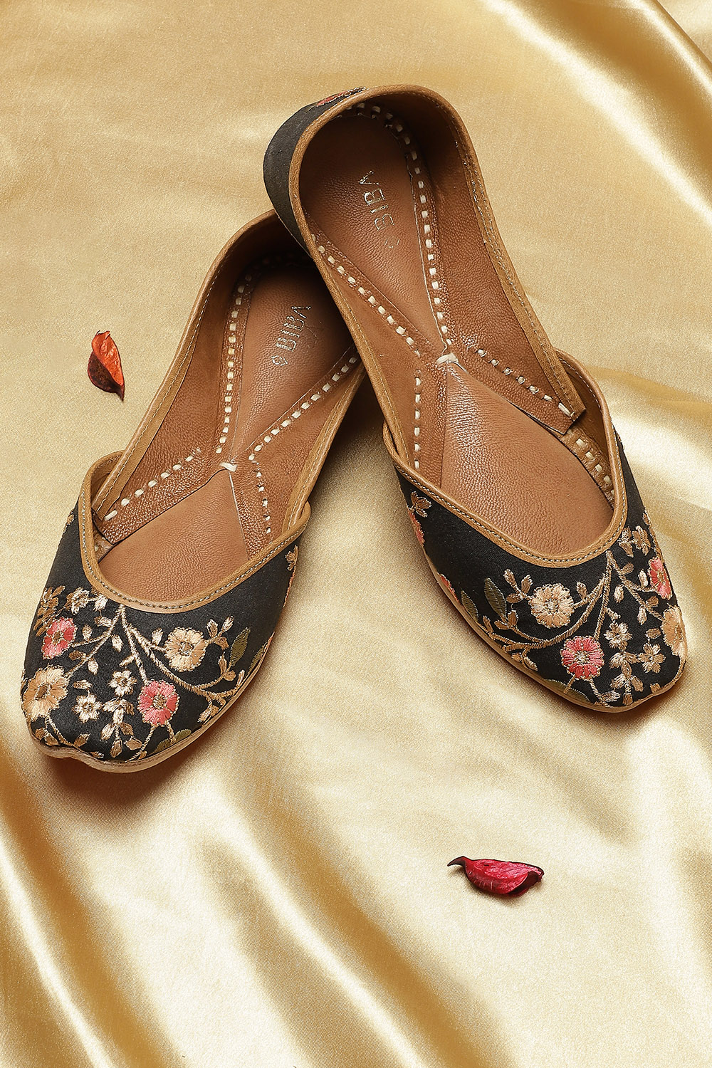 

Black Floral Embroidered Mojaris