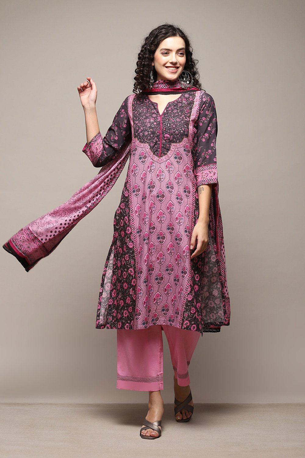 

Black Cotton Blend Straight Printed Kurta Narrow Palazzo Suit Set