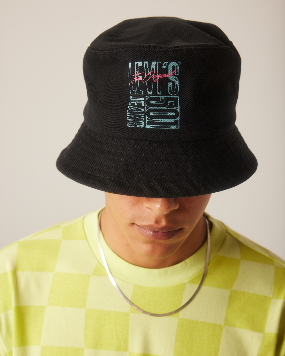 Man styled in Levi's 501 Graphic Bucket Hat - Levi's Hong Kong