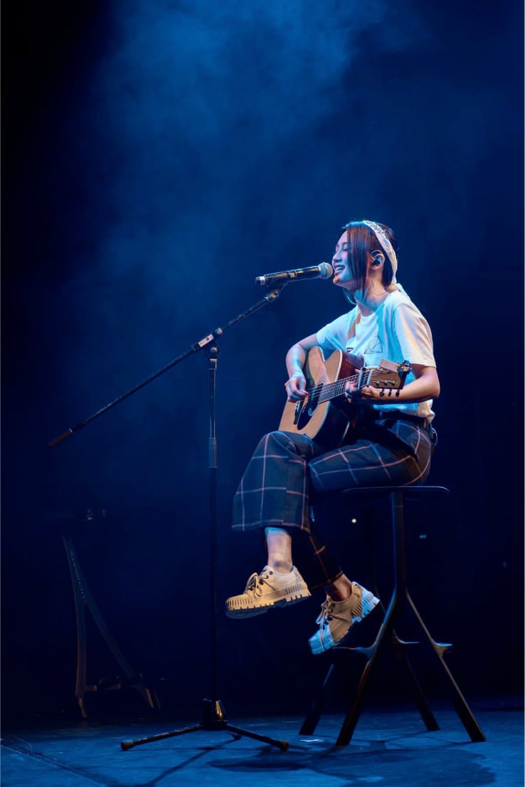 黃妍在臺上唱歌彈吉他 - Levi’s 香港音樂