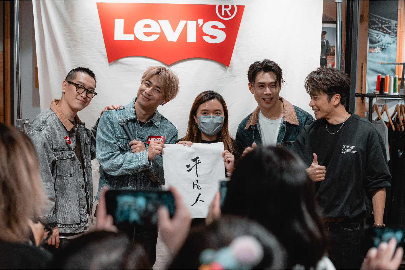 One Promise Band Taking Picutere with Female Fan in Levi's Store - Levi's Hong Kong Music